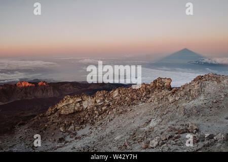 Ombre du Mont Teide dans l'horizon vu du sommet Banque D'Images