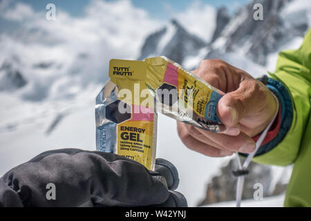 Les grimpeurs cheers avec sports nutrition au cours d'un itinéraire alpin Banque D'Images