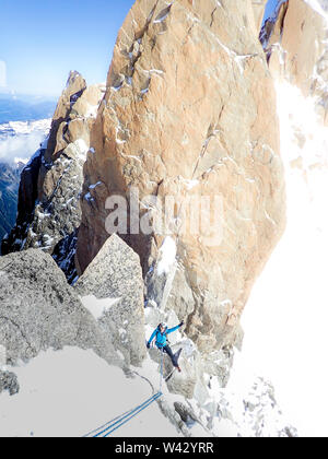 L'alpiniste femme clignote la victoire lors d'une descente en rappel dans les Alpes Françaises Banque D'Images