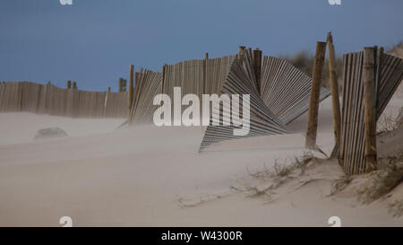 Des clôtures d'une dune de la côte portugaise en un jour de vent Banque D'Images