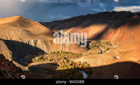 Vallée avec rivière et forêt de mélèzes village près de Kokorya Kosh-Agachsky District. La Sibérie. République de l'Altaï. La Russie. Paysage d'automne Banque D'Images