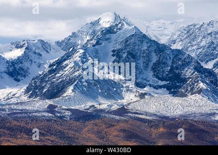 Vue sur le plus grand sommet de la crête nord Chuya. Autunb paysage. Altaï. L'ouest de la Sibérie. La Russie. Soft focus Banque D'Images