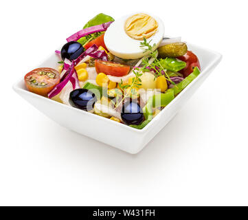 Salade fraîche et saine (periñaca, piriñaca). Régime d'été méditerranéen. Dans un bol isolé sur fond blanc. Banque D'Images