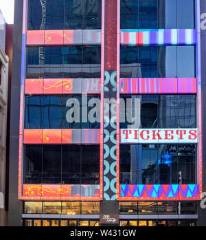 Vitrine des installations d'éclairage et les projections aux feux d'hiver à Brookfield Place Perth Western Australia Banque D'Images