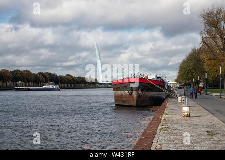 Dutch canal près de Utrecht avec voile et bateaux amarrés Banque D'Images