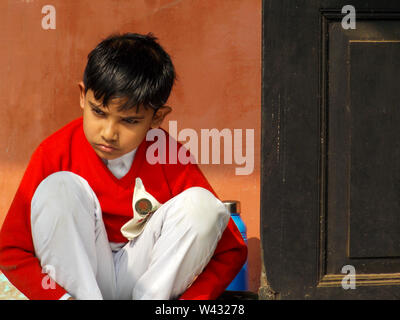 Un garçon de l'école participant à un concours de peinture et de penser l'objet de sa création dans une école locale de l'Assam, Inde Banque D'Images