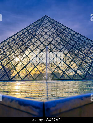 Paris, France - 21 avril 2019 - une vue sur le musée du Louvre, le plus grand musée d'art et monument historique en France, à Paris, lors d'une journée ensoleillée. Banque D'Images