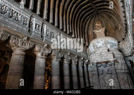 L'Inde, Maharashtra, Ajanta, les grottes d'Ajanta. Cave 26, vers 625 après J.-C., chaitya du Mahayana. Détail du plafond intérieur, de pierre sculptés pour ressembler à du bois. L'UNESCO. Banque D'Images