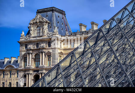 Paris, France - 21 avril 2019 - une vue sur le musée du Louvre, le plus grand musée d'art et monument historique en France, à Paris, lors d'une journée ensoleillée. Banque D'Images