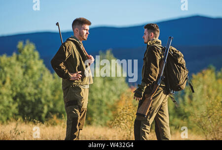 L'amitié des hommes chasseurs. L'uniforme militaire. Les forces de l'armée. Camouflage. Les techniques de chasse et d'armes de l'équipement. Comment transformer la chasse en passe-temps. Les chasseurs de l'homme à coups de fusil. Boot Camp. Hunter avec arme. Banque D'Images