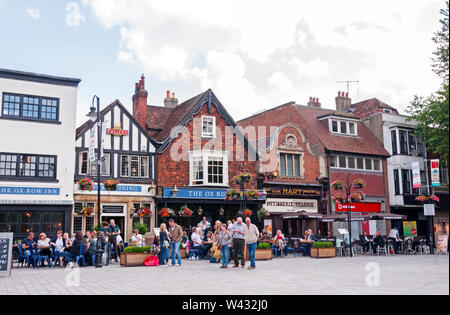 Un quartier animé de Salisbury, Angleterre Banque D'Images