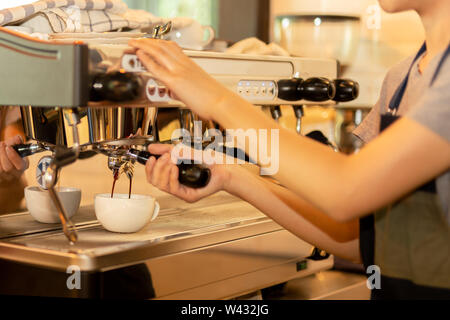 Faire Barista café frais avec la machine à café ou un café. Banque D'Images