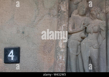 L'Inde, Maharashtra, Ajanta, les grottes d'Ajanta. Grottes creusées dans les temples et monastères bouddhistes. Détail de la grotte 4, mur de pierre la sculpture. L'UNESCO. Banque D'Images