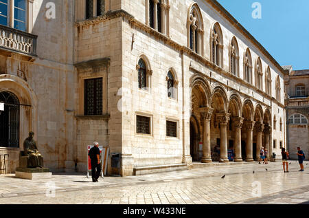 Palais du recteur ; technique mixte ; styles ; arches, colonnes Marin Drzic Statue, Musée de l'histoire culturelle ; Vieille Ville ; site de l'UNESCO, Dubrovnik, Croatie, Europe, l'été Banque D'Images