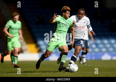 Courtney de Colchester United Senior cherche à obtenir après Neil Danns de Bury - Bury v Colchester United, Sky Bet League Deux, Domaine La Lane, Bury - 13 avril 2019 Editorial N'utilisez que des restrictions s'appliquent - DataCo Banque D'Images