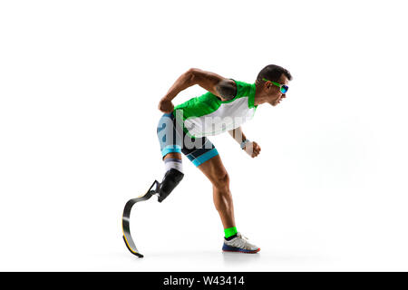 Handicapées de L'athlète amputé ou isolé sur fond blanc studio. Professionnel hommes runner avec prothèse de jambe et de formation pratique en studio. Mobilité sport et mode de vie sain concept. Banque D'Images