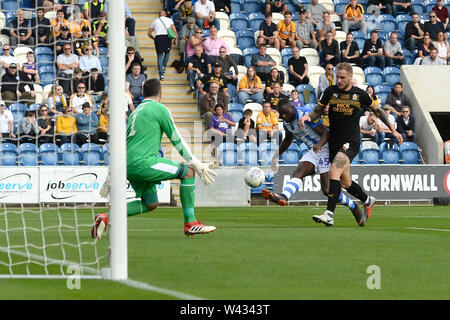 Frank Nouble de Colchester United marque son deuxième but de côtés pour rendre le score 2-0 - Colchester United v Cambridge United, Sky Bet League Deux, JobServe stade communautaire, Colchester - 15 septembre 2018 Banque D'Images