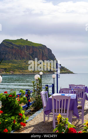 Café grec ou d'une taverne avec de petites tables à l'extérieur terrasse avec belle vue Banque D'Images