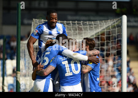 Frank Nouble de Colchester United marque son premier but et d'autre de faire le score 1-0 - Colchester United v Grimsby Town, Sky Bet League Deux, JobServe stade communautaire, Colchester - 19 avril 2019 Editorial N'utilisez que des restrictions s'appliquent - DataCo Banque D'Images