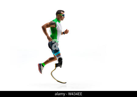 Handicapées de L'athlète amputé ou isolé sur fond blanc studio. Professionnel hommes runner avec prothèse de jambe et de formation pratique en studio. Mobilité sport et mode de vie sain concept. Banque D'Images