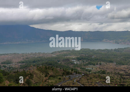 Vue derrière Batur volcano sur Caldera avec lac et montagne en face de Abang. Lake avec des sources thermales. Phénomène naturel protégé par l'UNESCO. Banque D'Images