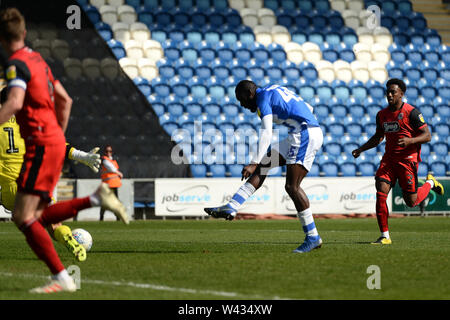 Frank Nouble de Colchester United marque son premier but et d'autre de faire le score 1-0 - Colchester United v Grimsby Town, Sky Bet League Deux, JobServe stade communautaire, Colchester - 19 avril 2019 Editorial N'utilisez que des restrictions s'appliquent - DataCo Banque D'Images