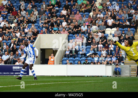 Frank Nouble de Colchester United marque son deuxième but de côtés pour rendre le score 2-1 - Colchester United v Crawley Town, Sky Bet League Deux, JobServe stade communautaire, Colchester - 13 octobre 2018 Banque D'Images