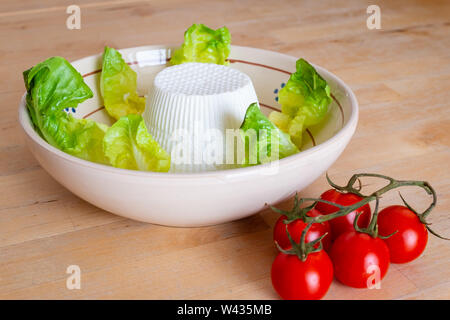 Composition de tomates, salade et fromage ricotta, Pouilles, Italie Banque D'Images