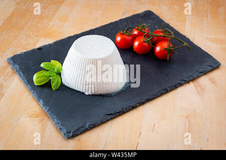 Composition de tomates, de basilic et de ricotta, Pouilles, Italie Banque D'Images
