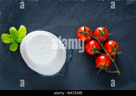 Composition de tomates, de basilic et de ricotta, Pouilles, Italie Banque D'Images