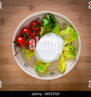 Composition de tomates, salade et fromage ricotta, Pouilles, Italie Banque D'Images