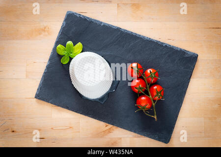 Composition de tomates, de basilic et de ricotta, Pouilles, Italie Banque D'Images