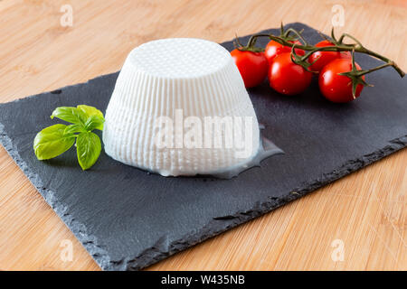 Composition de tomates, de basilic et de ricotta, Pouilles, Italie Banque D'Images