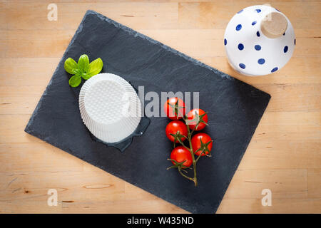 Composition de tomates, de basilic et de ricotta, Pouilles, Italie Banque D'Images