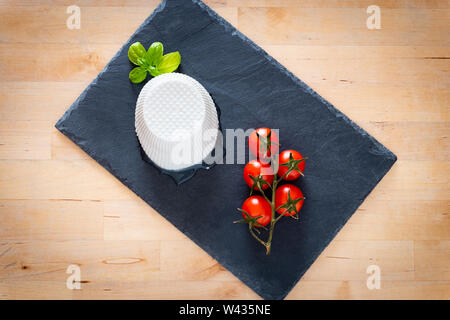 Composition de tomates, de basilic et de ricotta, Pouilles, Italie Banque D'Images