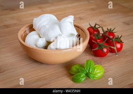 Composition de tomates, basilic et mozzarella au lait de vache à la main dans les Pouilles, Italie Banque D'Images