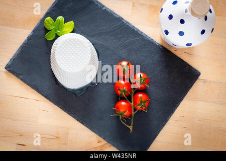 Composition de tomates, de basilic et de ricotta, Pouilles, Italie Banque D'Images