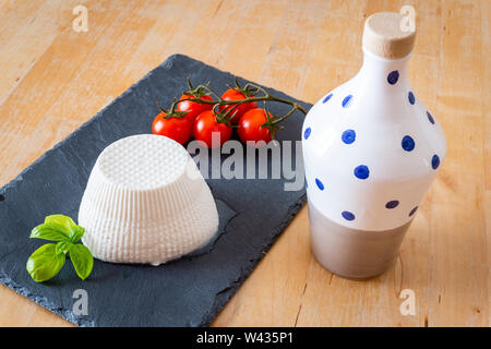 Composition de tomates, de basilic et de ricotta, Pouilles, Italie Banque D'Images