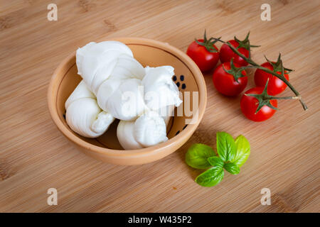 Composition de tomates, basilic et mozzarella au lait de vache à la main dans les Pouilles, Italie Banque D'Images