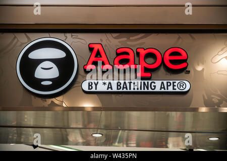 Par l'AAPE A Bathing Ape, une marque de vêtements japonais vendus à Hong Kong fashion Groupe I.T conglomérat en 2011, le logo vu à Shanghai. Banque D'Images