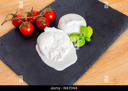 Composition de tomates, basilic et fromage burrata, Pouilles, Italie Banque D'Images
