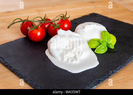 Composition de tomates, basilic et fromage burrata, Pouilles, Italie Banque D'Images