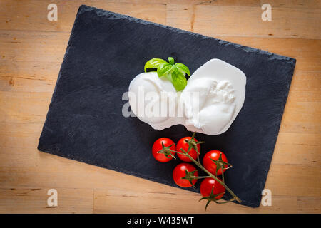 Composition de tomates, basilic et fromage burrata, Pouilles, Italie Banque D'Images