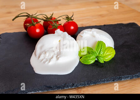 Composition de tomates, basilic et fromage burrata, Pouilles, Italie Banque D'Images