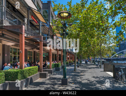 Restaurant sur Southbank promenade le long du fleuve Yarra, Melbourne, Victoria, Australie Banque D'Images