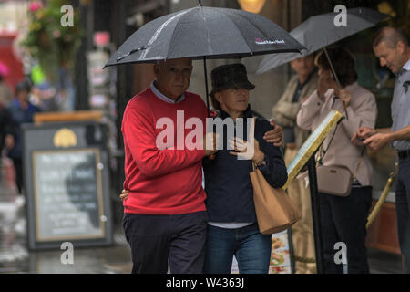 Londres, Royaume-Uni. 19 juillet, 2019. Météo France : piétons holding umbrella sous la pluie : Crédit photo Capital/Alamy Live News Banque D'Images
