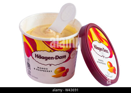 À Remous de Haagen-Dazs Mangue et glace à la framboise, une partie de la collection de fruits mini tasses avec couvercle enlevé pour afficher le contenu du panier isolé sur fond blanc Banque D'Images