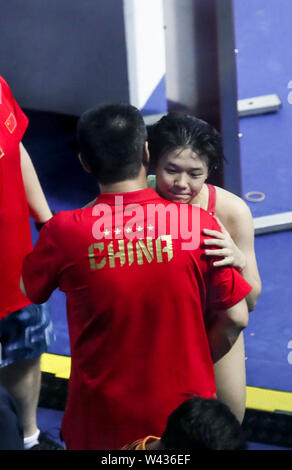 (190719) -- GWANGJU, 19 juillet 2019 (Xinhua) -- Shi Tingmao (R) de la Chine célèbre après le tremplin 3m femmes finale de plongée sous-marine à l'événement du monde de la FINA à Gwangju, Corée du Sud, le 19 juillet 2019. (Xinhua/Bai Xuefei) Banque D'Images