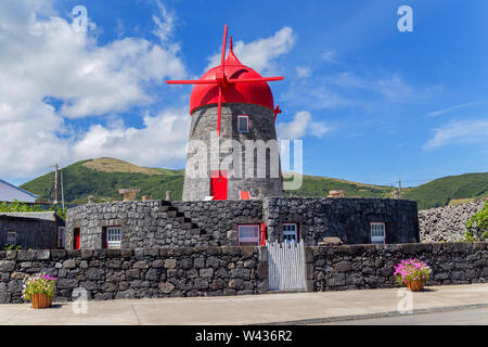 Un moulin à vent traditionnel sur Vila da Praia, île de Graciosa, Açores, Portugal Banque D'Images