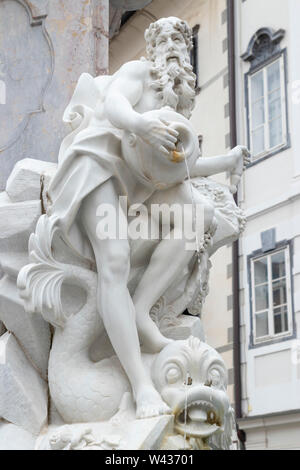 En chiffres classique tenue à sur la nouvelle fontaine Robbov vodnjak Robba dans Mestni Trg Grand-place de la vieille ville Ljubljana Slovénie eu Europe Banque D'Images